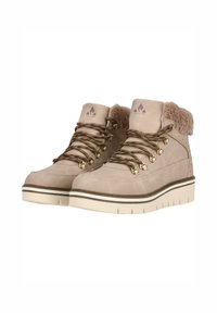 Bottines en daim tan avec bord en fausse fourrure, quincaillerie dorée et lacets marron. Semelle épaisse blanche avec une rayure marron. Design plat et robuste pour plus de stabilité.