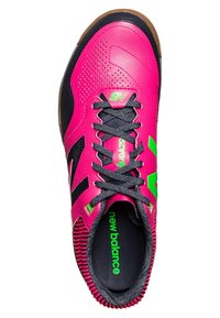 Ljusrosa sportskor med texturerad syntetisk ovandel, svarta detaljer och grön logotyp. Har snörning och gummisula.