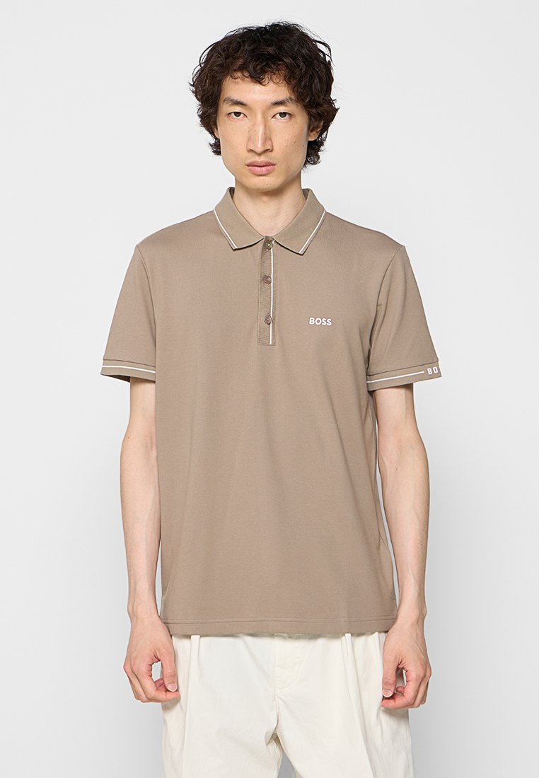 Braunes Poloshirt mit kontrastierenden Streifen am Kragen und den Ärmeln, mit einem Logo auf der Brust. Hergestellt aus weichem Stoff mit klassischer Passform.