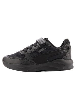 Chaussure de sport Puma noire avec empeigne en mesh et cuir, fermeture lacets et velcro, semelle épaisse en caoutchouc, vue de côté.
