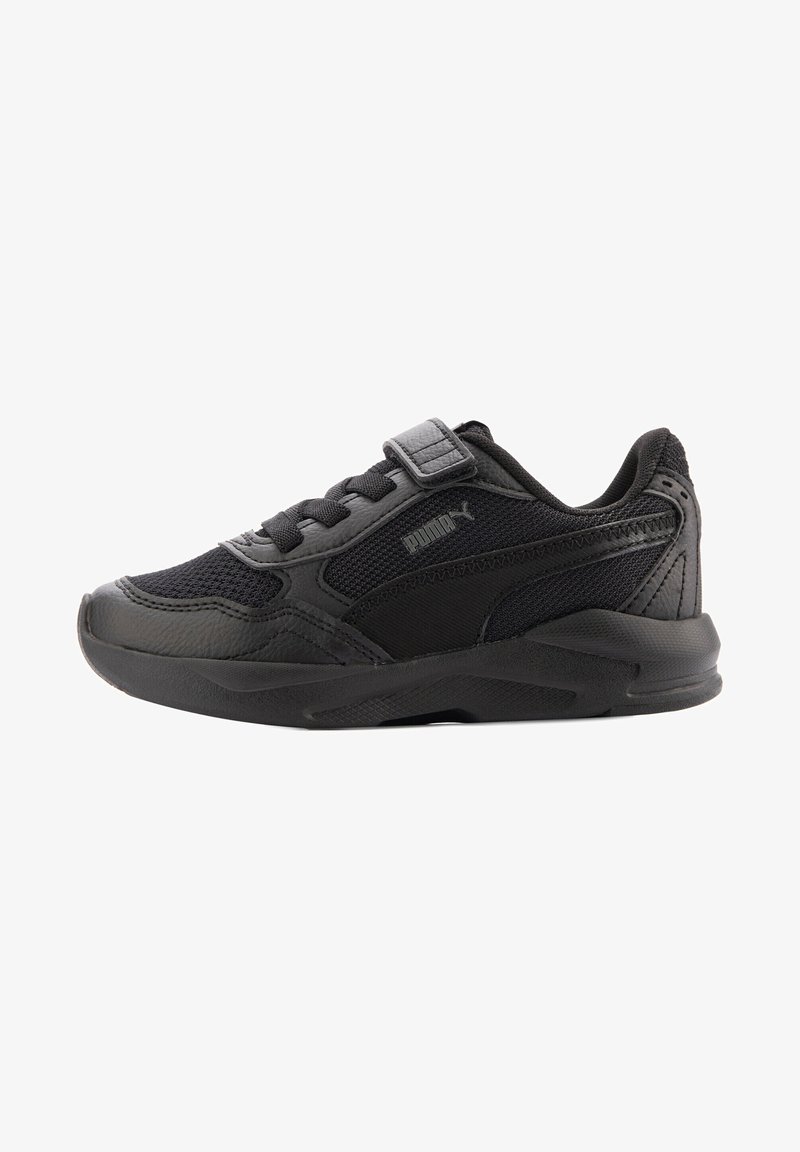 Chaussure de sport Puma noire avec empeigne en mesh et cuir, fermeture lacets et velcro, semelle épaisse en caoutchouc, vue de côté.