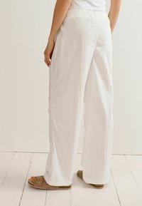 Next WAIST PARACHUTE - Hlače - white