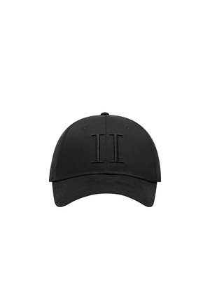 Casquette de baseball noire avec une visière courbée et deux lignes verticales noires brodées au centre à l'avant.