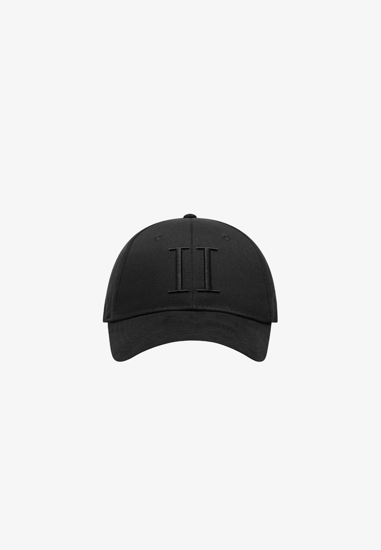 Casquette de baseball noire avec une visière courbée et deux lignes verticales noires brodées au centre à l'avant.