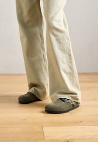 BOSTON LEOI LEVE NARROW - Mules - thyme