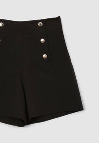 Shorts noirs taille haute en tissu lisse avec cinq boutons argentés sur le devant et des poches latérales cousues.