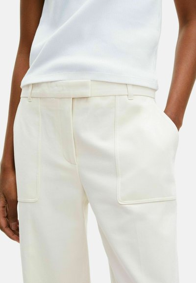Witte katoenen broek met voorzakken en een gladde textuur. De tailleband is op maat gemaakt, met een recht ontwerp.