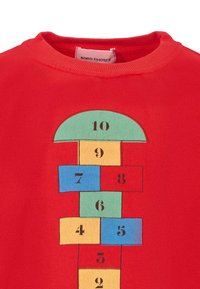 Sweat-shirt rouge avec un dessin coloré de marelle numérotée de 1 à 10, en blocs jaune, bleu, vert et rouge sur le devant.