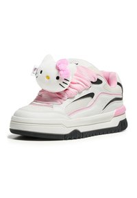 Białe i różowe sneakersy z siateczkowej tkaniny, czarnymi akcentami, masywną podeszwą oraz pluszową figurką Hello Kitty na sznurówkach.