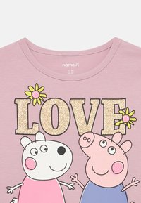 Różowa bawełniana koszulka z błyszczącym napisem "LOVE", postaciami kartonowymi świni i królika oraz kwiatowymi akcentami w kolorze żółtym i różowym.