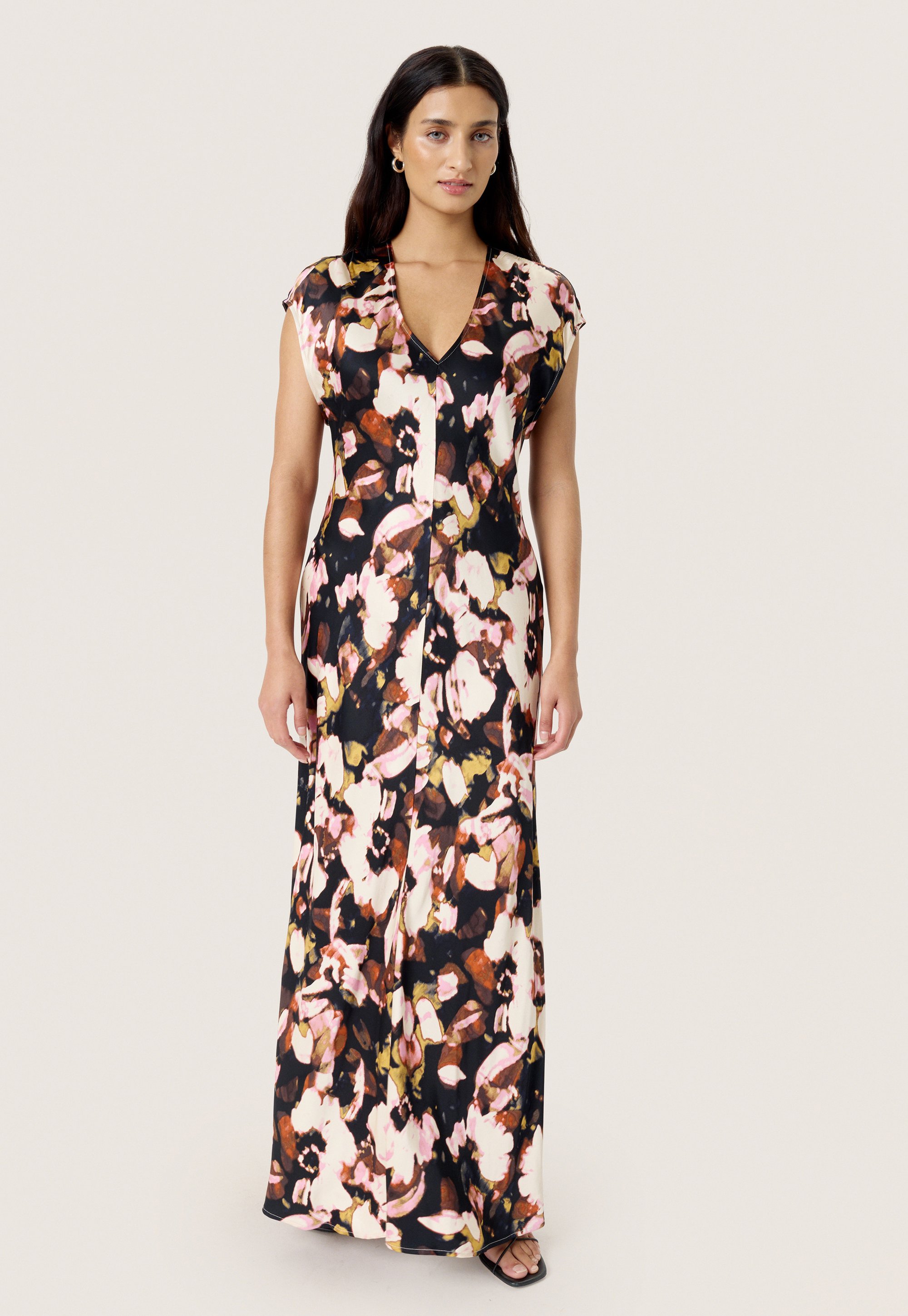 Soaked in Luxury SLSOAKED IN LUXURY - Maxi dress - chocolate autumn leaves/black  - Zalando.co.uk