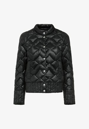Czarna pikowana kurtka puchowa z wysokim kołnierzem, zatrzaskami, prążkowanym wykończeniem i teksturowanym diamentowym wzorem na tkaninie.
