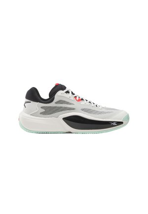Low-profile sportsneaker met witte mesh bovenkant, zwarte accenten, mintgroene zool en rode veteroogjes, zijaanzicht.
