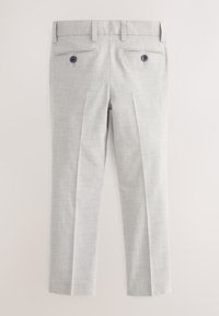 Pantalon formel gris clair avec passants de ceinture, deux poches passepoilées arrière boutonnées et plis marqués le long des jambes.