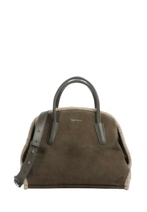 Borsa marrone in camoscio con manici e tracolla in pelle scura, rifinitura in pelle di montone sui bordi e piccolo logo dorato Coccinelle al centro sul davanti.