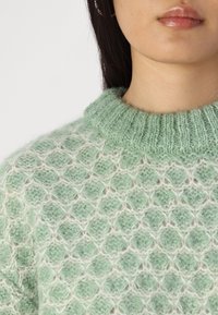YAS YASTOXANA  - Pulover - basil/perfectly pale