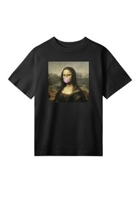 Sort T-shirt med et print af Mona Lisa med munden lukket om et lyserødt tyggegummi, mod en neutral baggrund.
