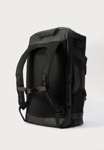Sac à dos rectangulaire noir avec dos en mesh rembourré, bretelles ajustables, poches latérales en mesh et détails en pointillés orange sur les bretelles et les côtés.