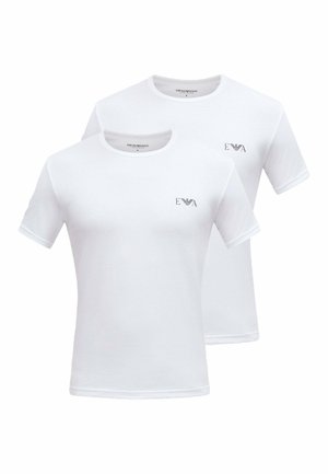 Due T-shirt bianche semplici a maniche corte con scollo tondo e piccoli loghi Emporio Armani sul petto a sinistra.