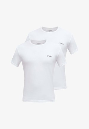 Due T-shirt bianche semplici a maniche corte con scollo tondo e piccoli loghi Emporio Armani sul petto a sinistra.