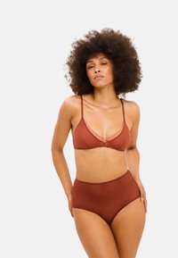 Brun to-del af bikini sæt, der har en trekantet bralette med tynde stropper og højtaljede trusser, lavet af glat, struktureret stof.