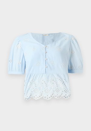 Lichtblauwe blouse met korte pofmouwen, voorzien van geborduurde bloemenpatronen en een geschulpte kanten zoom. Vier functionele knopen aan de voorkant.