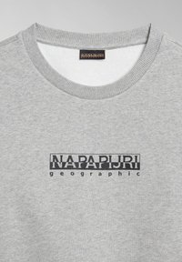 Grijze sweatshirt met een ronde hals, voorzien van het zwarte "NAPAPURI geographic" logo op de voorkant. Zacht, gestructureerd materiaal met ribgebreide manchetten.