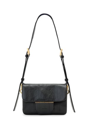 Sac à bandoulière en cuir noir avec une finition texturée, une fermeture à rabat et des accents en métal doré. Sangle ajustable pour plus de commodité.