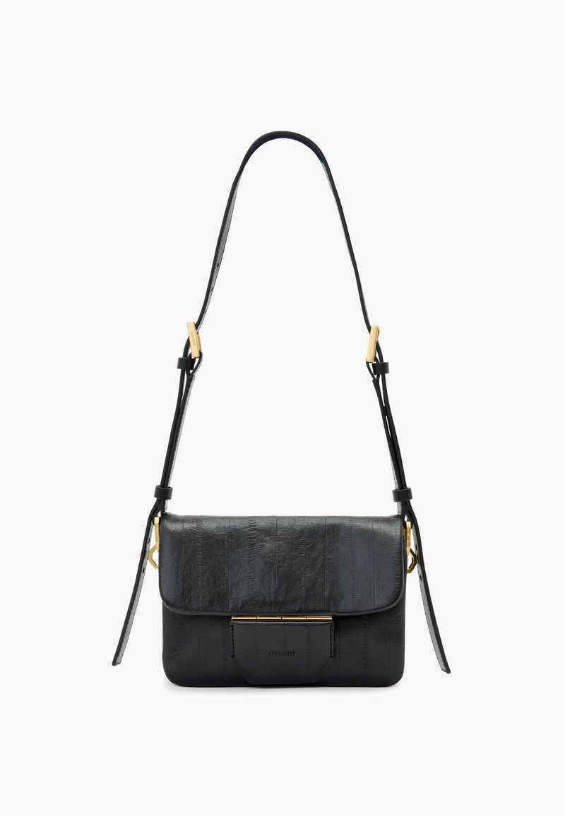 Borsa a tracolla in pelle nera con finitura testurizzata, chiusura a pattina e dettagli metallici in tonalità oro. Cintu a strappo regolabile per comodità.