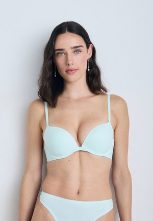 Lys blå polstret BH med tynne stropper og en glatt tekstur. Har en klassisk dyp utringning. Sammen med matchende bikiniunderdel.