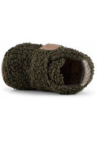 Suddig olivgrön slip-on sko med en texturerad yta, korkinsats och en dekorativ läderetikett på ovansidan.