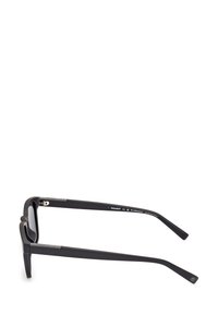 Czarne prostokątne okulary przeciwsłoneczne z grubymi oprawkami i smukłymi zausznikami. Charakteryzują się dyskretnym logo na zausznikach oraz gładkim wykończeniem.