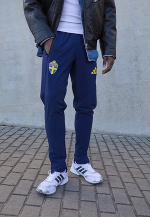 SVFF SWEDEN TIRO TRAVEL PANT - Ένδυση εθνικής ομάδας - team navy blue 2