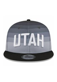 Graue und schwarze Snapback-Kappe mit weißer "UTAH"-Stickerei, mit horizontal gestreiftem Design und flachem Schirm.
