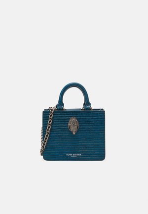 Borsa a tracolla in tessuto teal con forma strutturata, hardware argentato, dettaglio decorativo a conchiglia e tracolla rimovibile.