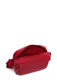 Borsa a tracolla rossa in pelle con texture liscia, chiusura zip e tracolla regolabile. L'interno dispone di più scomparti per carte e compartimenti.