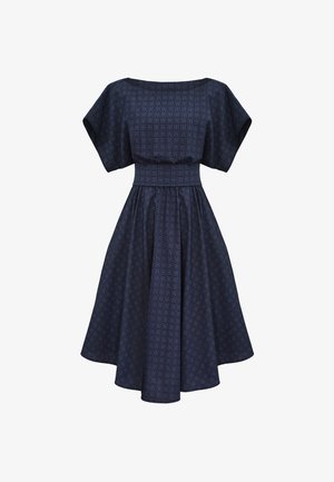 Granatowa sukienka midi z szerokimi rękawami, dopasowaną talią i subtelnym kwadratowym wzorem na całej tkaninie.