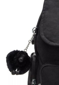 Zaino in tessuto nero con zip argentata. Presenta un portachiavi a forma di gorilla in peluche nero attaccato al lato, che aggiunge un dettaglio testurizzato.