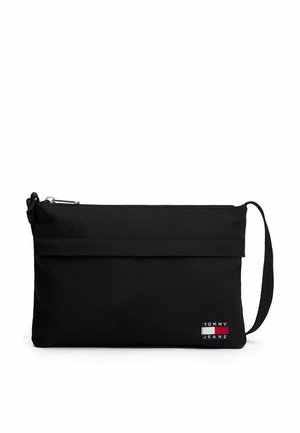 Borsa a pochette in tessuto nero con chiusura a zip, manico da polso e una piccola toppa logo multicolore con la scritta "TOMMY JEANS" sul fronte.