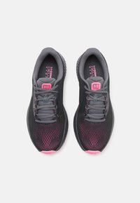 Under Armour CHARGED  - Cestná bežecká obuv - anthracite/fluo pink/castlerock
