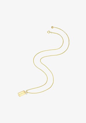 Guldplateret halskæde med en flad, rektangulær vedhæng, der har indgraveret tekst og en lille hvid perle som pynt. Strukturert kædedesign.