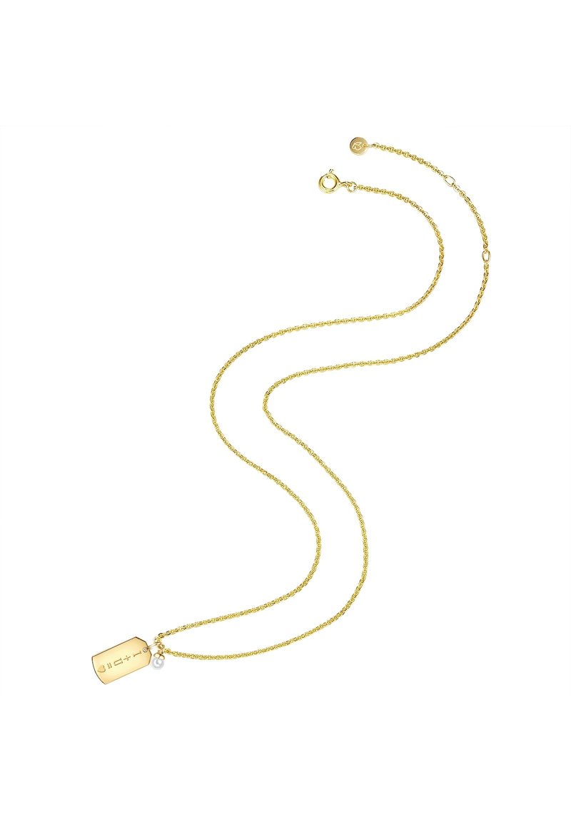 Guldpläterad halskedja med en platt, rektangulär hängande detalj, som har ingraverad text och en liten vit pärla som accent. Texturerad kedjedesign.