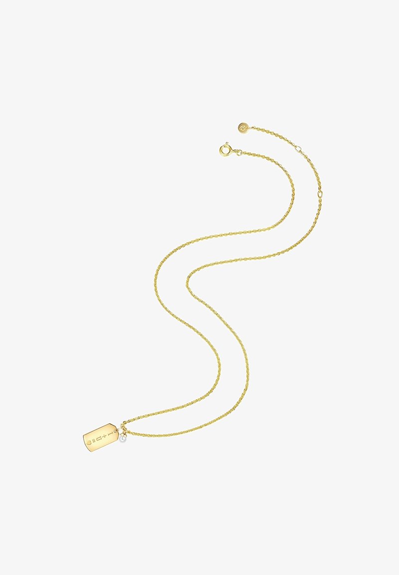 Guldpläterad halskedja med en platt, rektangulär hängande detalj, som har ingraverad text och en liten vit pärla som accent. Texturerad kedjedesign.