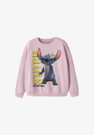 Lyserød sweatshirt med Stitch-figur med en gul blomst på øret, stor gul tekst og sætningen "Cute but wild."