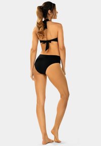 Czarny zestaw bikini z halterem i zawiązaną kokardą oraz wysokim stanem. Gładki materiał o minimalistycznym wzornictwie.