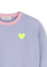 Felpa lilla con scollo a costine rosa, caratterizzata da un piccolo logo a cuore verde neon sul petto. Tessuto strutturato. Etichetta del marchio visibile.