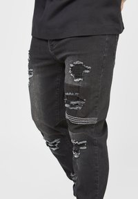 SIKSILK PATCH WORK DISTRESSED - Calças de ganga justas - washed black