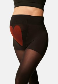 Zwarte zwangerschapspanty met een doorschijnende bovenkant, voorzien van een rood hartontwerp op het buikgebied en een gladde, rekbare textuur.