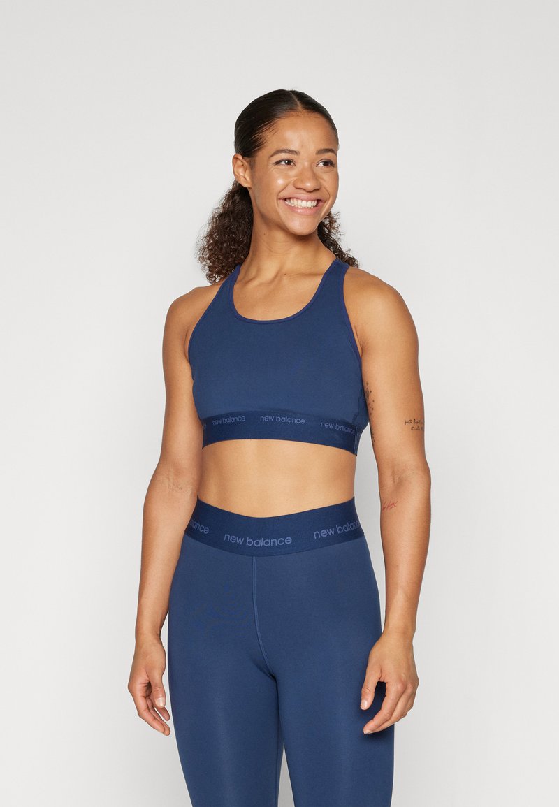 New Balance SLEEK MEDIUM SUPPORT BRA - Vidutiniškai krūtinę prilaikanti sportinė liemenėlė - navy