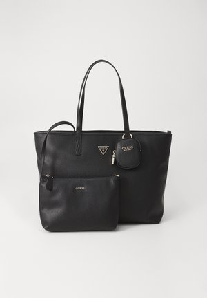 Sac fourre-tout en simili cuir noir avec deux poignées, une poche zippée à l'avant et une pochette amovible. Des accents en métal doré mettent en valeur le logo de la marque.